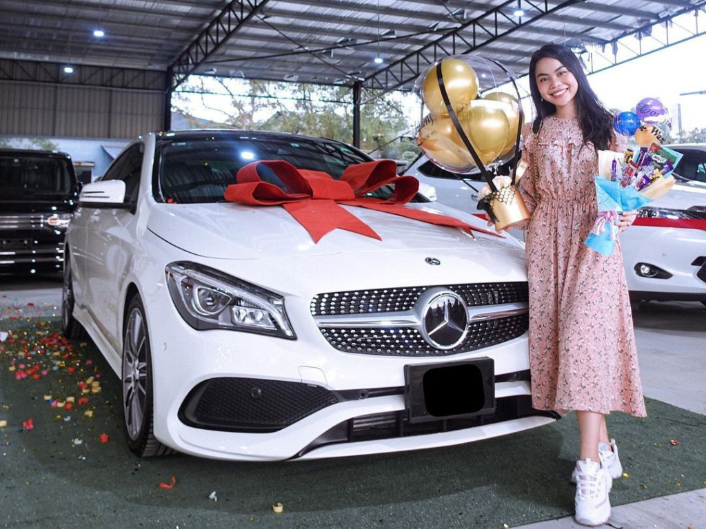 Mercedes-Benz hadiah tahun baru Wani Kayrie