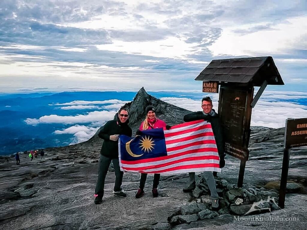 malaysia flag summit mount kinabalu 1
