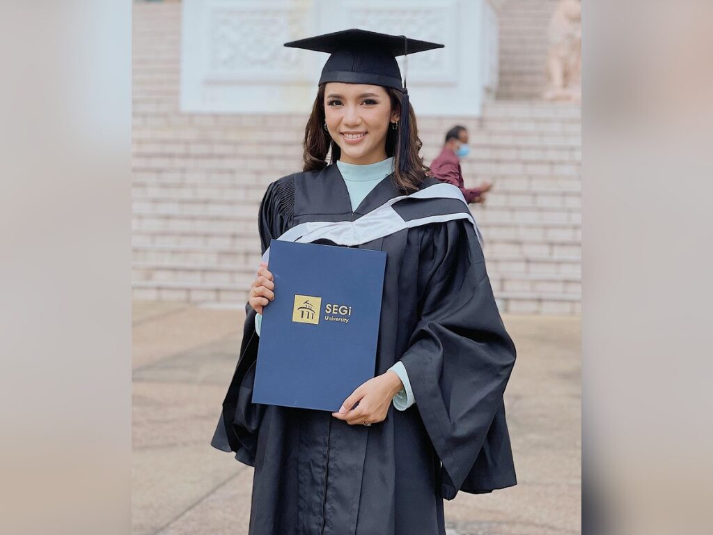 Sweet Qismina kini bergelar graduan Ijazah Sarjana Muda Komunikasi Massa