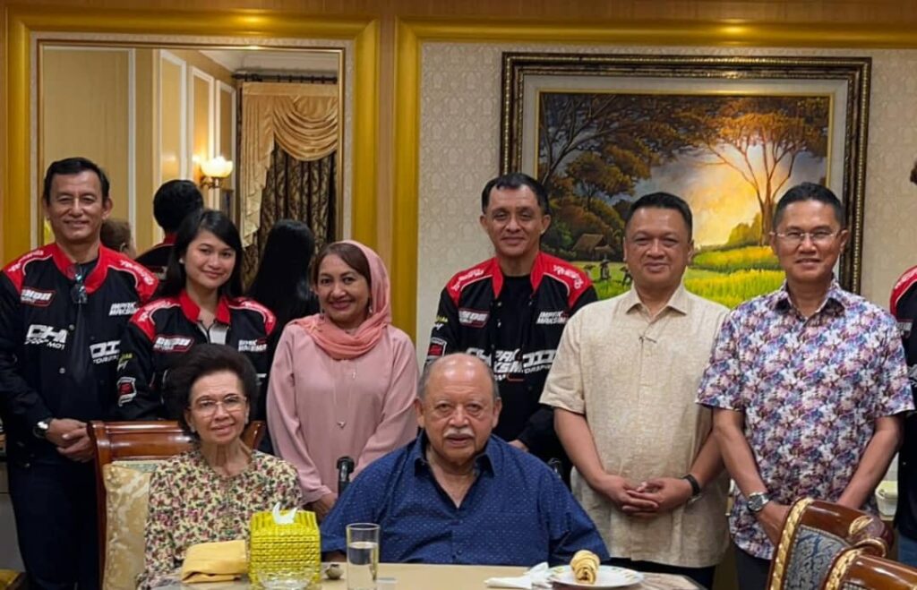 Raja Perlis berkenan terima kunjungan menghadap produksi "Impak Maksima 2" | MissMynah Raja Perlis berkenan terima kunjungan menghadap produksi "Impak Maksima 2", Ahmad Idham Ahmad Nadzri, Arfie Shah, filem, filem aksi, Muhsin Nadzli, nelissa nizam, pelakon, pengarah, riezman khuzaimi, MissMynah
