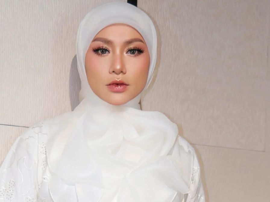 Elly Mazlein hilang tawaran kerja selepas berhijab