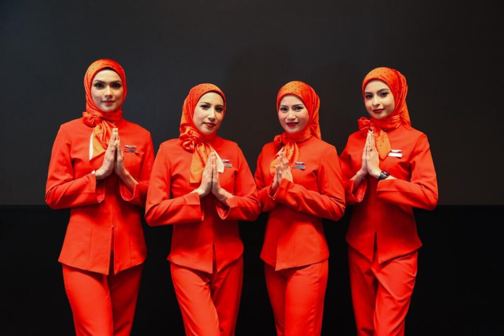 Kru kabin wanita AirAsia dibenarkan berhijab, airasia, allstars, kru kabin, penerbangan, tony fernandes, MissMynah