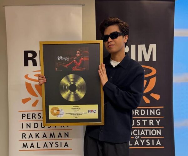 Haqiem Rusli terima Sijil Pengiktirafan Anugerah Emas untuk lagu “Mimpi”