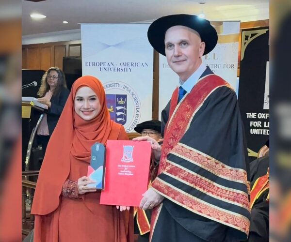 Mila Jirin terima anugerah Ductus Exemplo Award dari Oxford