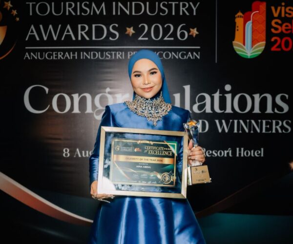 Aina Abdul dinobat Celebrity of the Year 2026 di TIA26