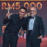 Azhan Rani besar hati terima trofi ASA2026 daripada Rahim Razali
