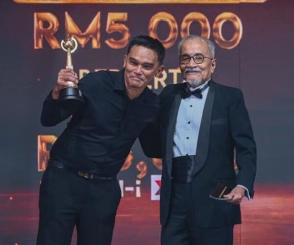 Azhan Rani besar hati terima trofi ASA2026 daripada Rahim Razali