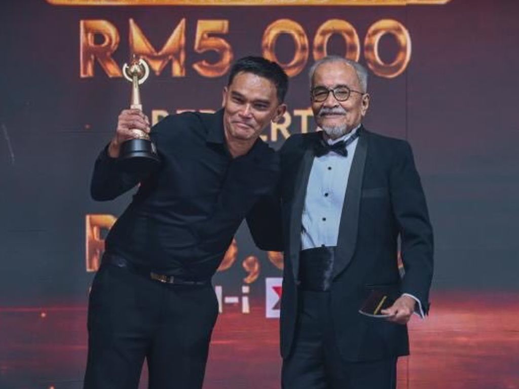 Azhan Rani besar hati terima trofi ASA2026 daripada Rahim Razali